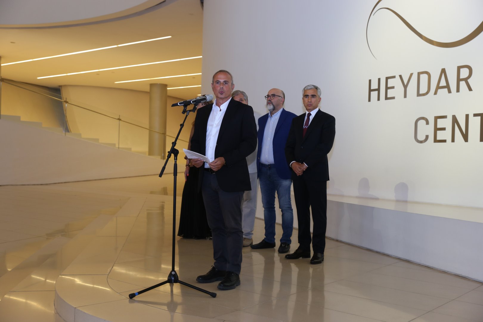 Heydər Əliyev Mərkəzində “Görünməyənin cizgiləri” sərgisi açılıb (FOTO/VİDEO)