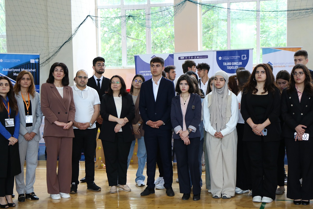 1000-dən çox məktəbli və kollec tələbəsi AzMİU-da (FOTO)
