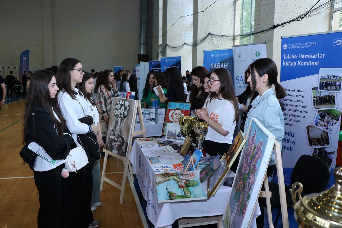 1000-dən çox məktəbli və kollec tələbəsi AzMİU-da (FOTO)