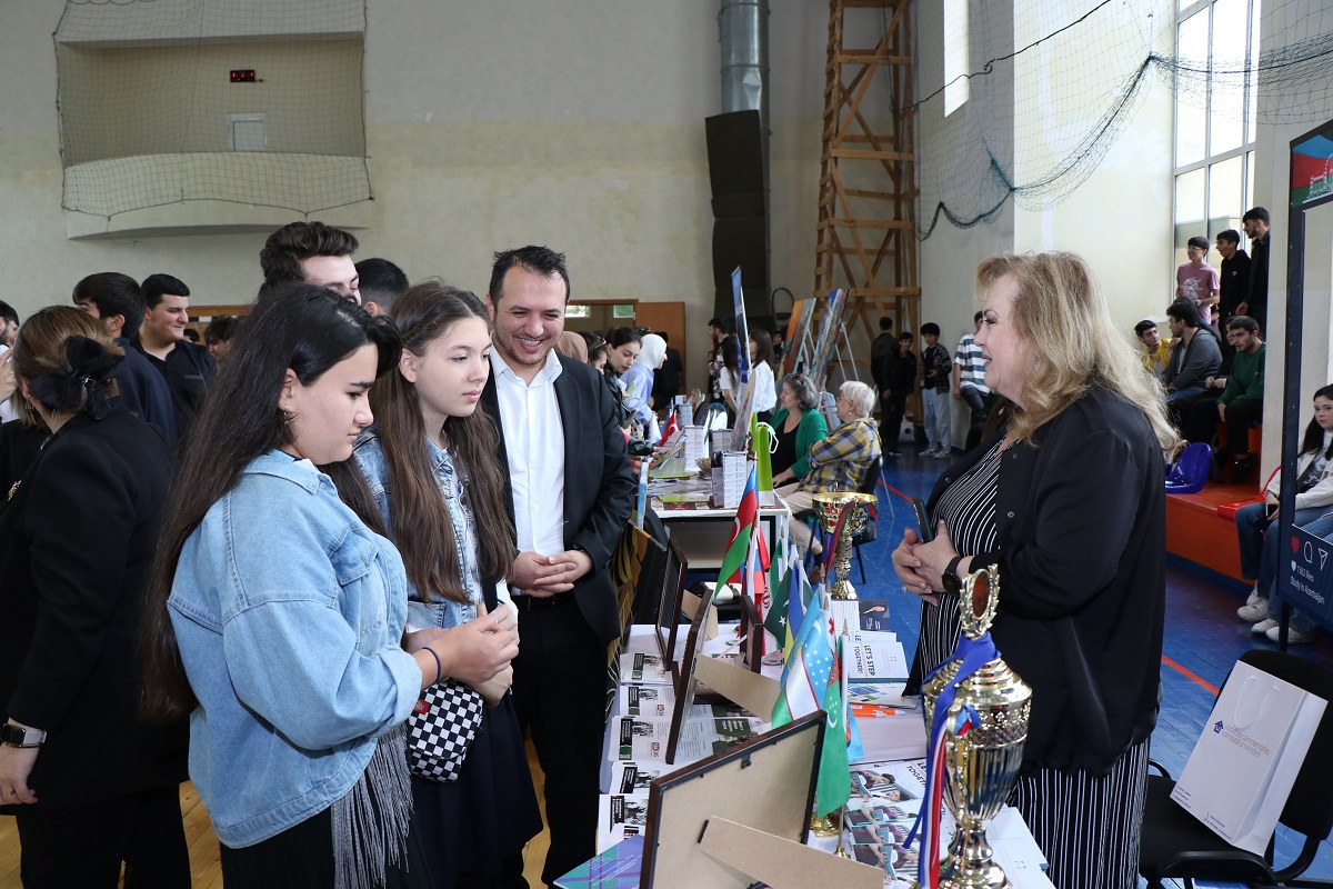 1000-dən çox məktəbli və kollec tələbəsi AzMİU-da (FOTO)