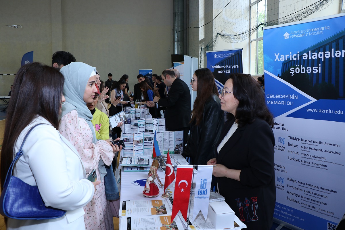 1000-dən çox məktəbli və kollec tələbəsi AzMİU-da (FOTO)