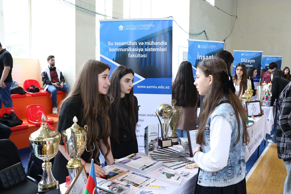 1000-dən çox məktəbli və kollec tələbəsi AzMİU-da (FOTO)
