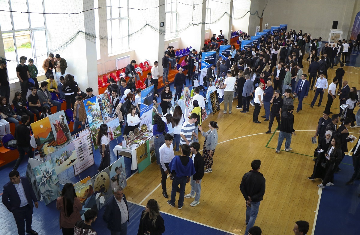 1000-dən çox məktəbli və kollec tələbəsi AzMİU-da (FOTO)