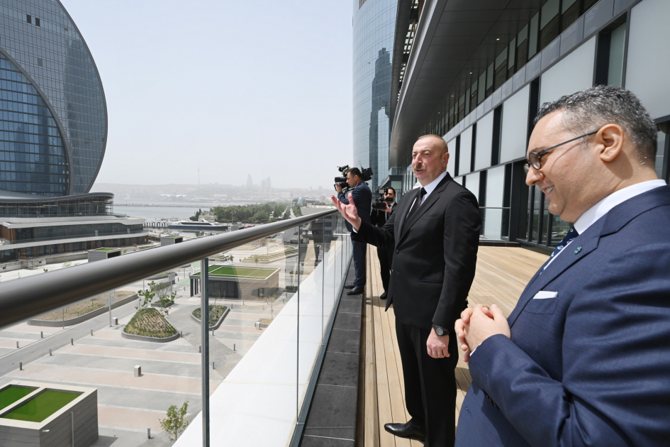 Prezident İlham Əliyev və Birinci xanım Mehriban Əliyeva Bakıda “Crescent Bay” layihəsinin təqdimatı və “Crescent Mall” ticarət mərkəzinin açılışında iştirak ediblər (YENİLƏNİB) (FOTO/VİDEO)