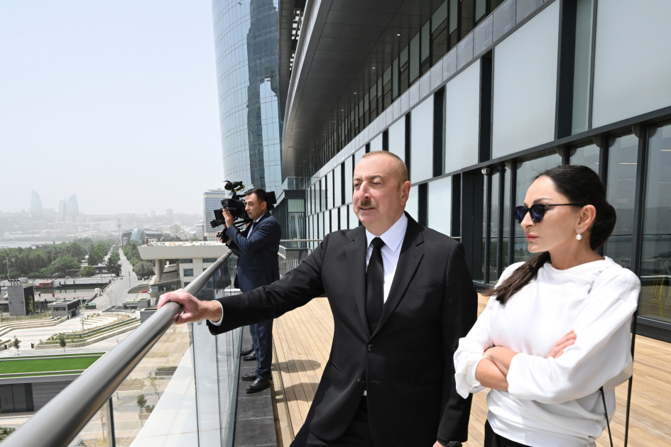 Prezident İlham Əliyev və Birinci xanım Mehriban Əliyeva Bakıda “Crescent Bay” layihəsinin təqdimatı və “Crescent Mall” ticarət mərkəzinin açılışında iştirak ediblər (YENİLƏNİB) (FOTO/VİDEO)