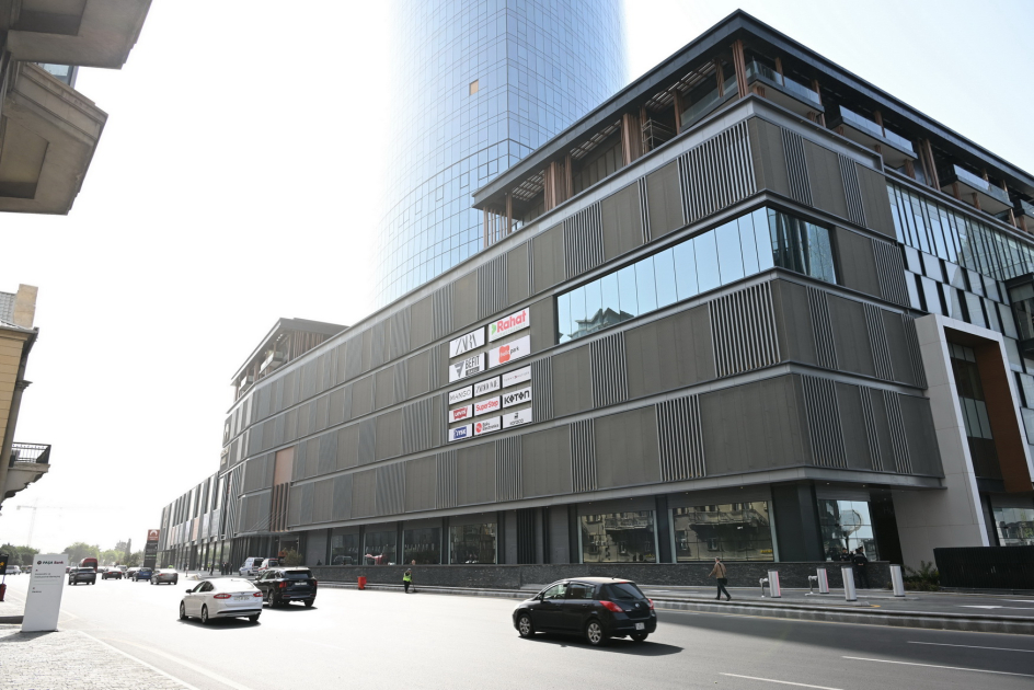 Prezident İlham Əliyev və Birinci xanım Mehriban Əliyeva Bakıda “Crescent Bay” layihəsinin təqdimatı və “Crescent Mall” ticarət mərkəzinin açılışında iştirak ediblər (YENİLƏNİB) (FOTO/VİDEO)