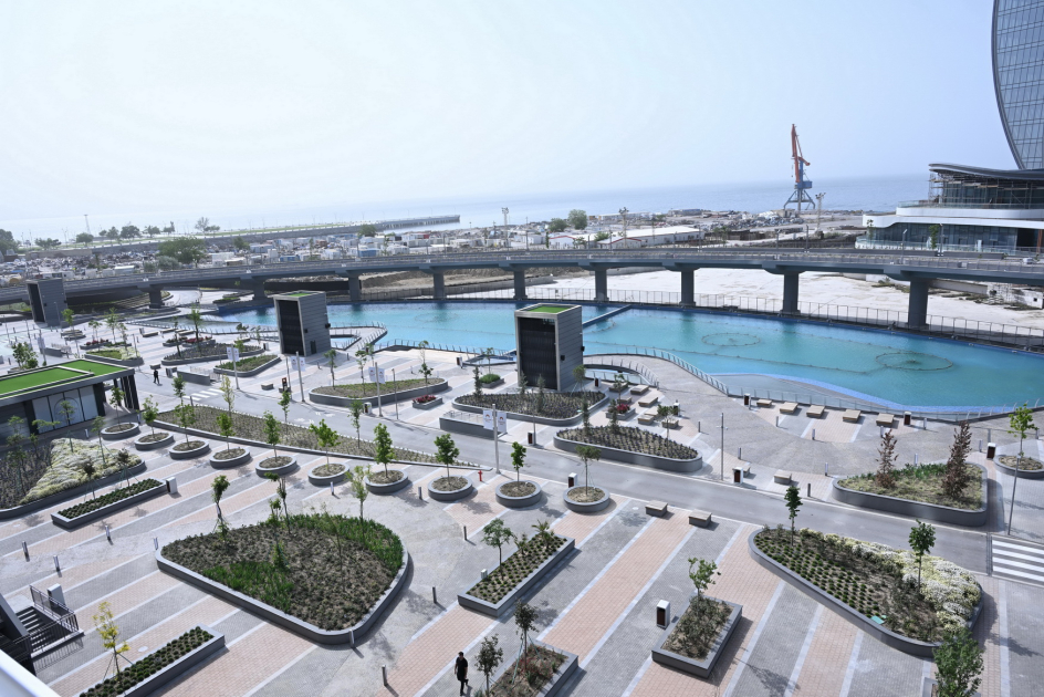 Prezident İlham Əliyev və Birinci xanım Mehriban Əliyeva Bakıda “Crescent Bay” layihəsinin təqdimatı və “Crescent Mall” ticarət mərkəzinin açılışında iştirak ediblər (YENİLƏNİB) (FOTO/VİDEO)