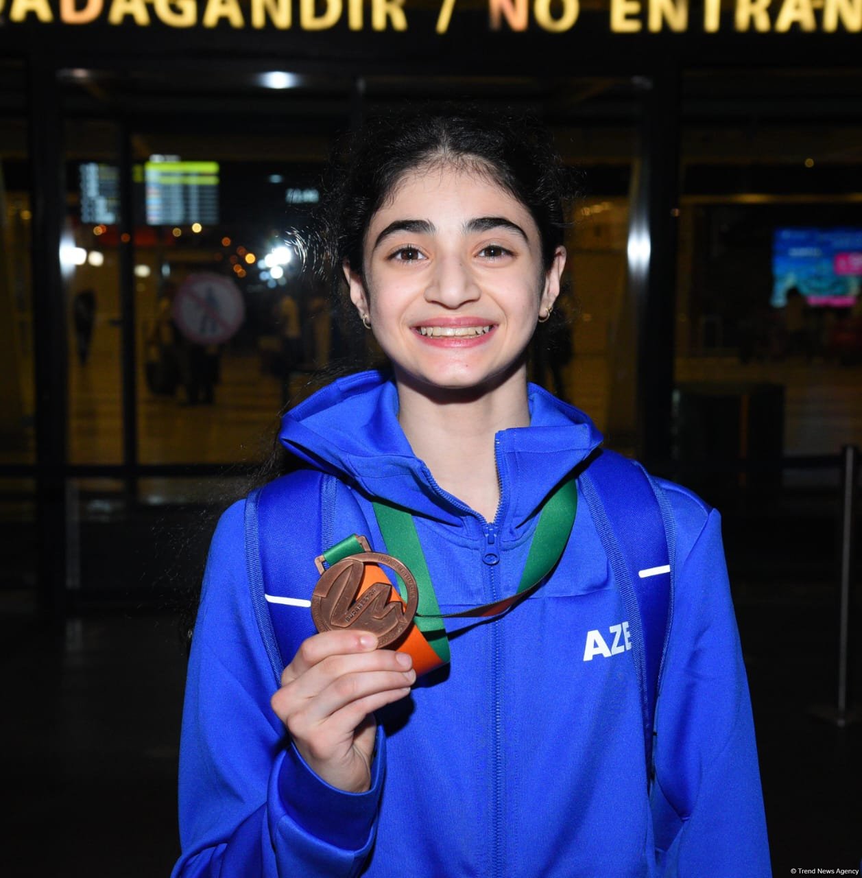 Avropa çempionatında uğurlu çıxış edən Azərbaycan gimnastları Vətənə dönüblər (FOTO)
