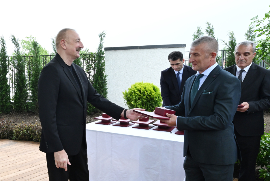 Prezident İlham Əliyev və Birinci xanım Mehriban Əliyeva Xocalı şəhərinə köçən sakinlərlə görüşüblər (FOTO/VİDEO) (YENİLƏNİB)