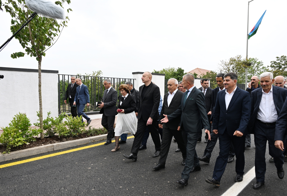 Prezident İlham Əliyev və Birinci xanım Mehriban Əliyeva Xocalı şəhərinə köçən sakinlərlə görüşüblər (FOTO/VİDEO) (YENİLƏNİB)
