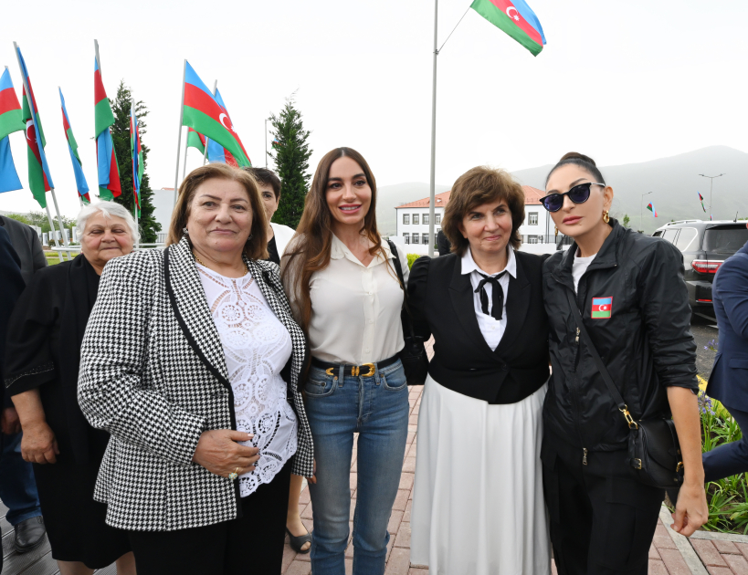 Prezident İlham Əliyev və Birinci xanım Mehriban Əliyeva Xocalı şəhərinə köçən sakinlərlə görüşüblər (FOTO/VİDEO) (YENİLƏNİB)