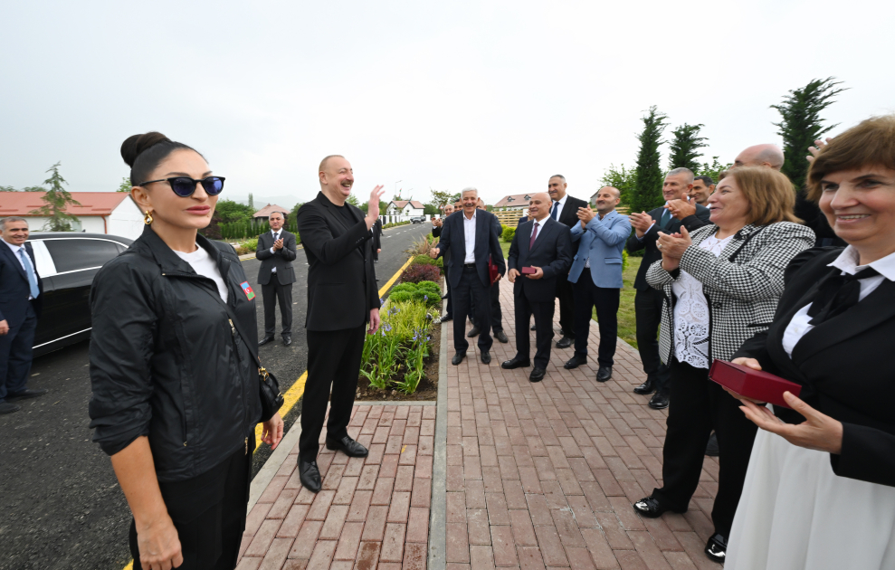 Prezident İlham Əliyev və Birinci xanım Mehriban Əliyeva Xocalı şəhərinə köçən sakinlərlə görüşüblər (FOTO/VİDEO) (YENİLƏNİB)