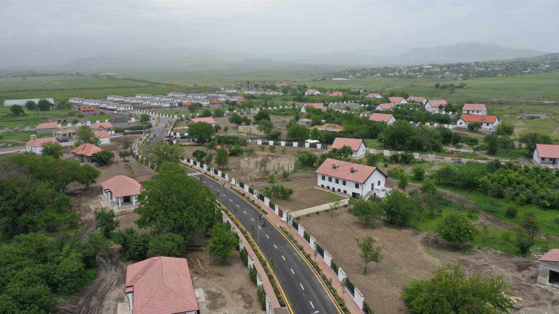 Prezident İlham Əliyev və Birinci xanım Mehriban Əliyeva Xocalı şəhərinə köçən sakinlərlə görüşüblər (FOTO/VİDEO) (YENİLƏNİB)