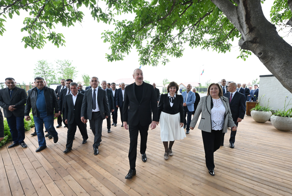 Prezident İlham Əliyev və Birinci xanım Mehriban Əliyeva Xocalı şəhərinə köçən sakinlərlə görüşüblər (FOTO/VİDEO) (YENİLƏNİB)