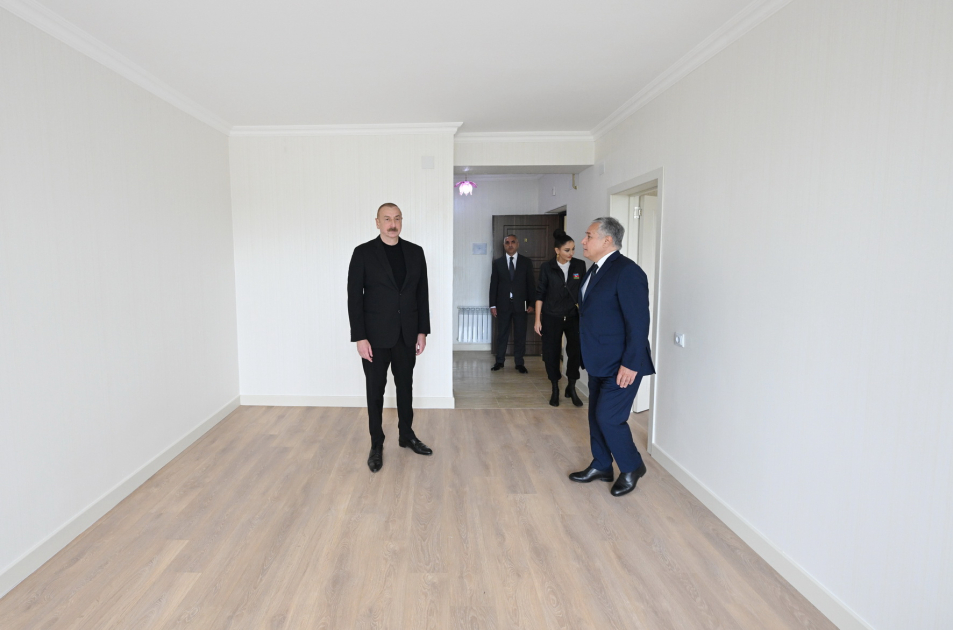 Prezident İlham Əliyev və Birinci xanım Mehriban Əliyeva Xocalı şəhərində 15 çoxmənzilli binada təmir və yenidənqurmadan sonra yaradılan şəraitlə tanış olublar (YENİLƏNİB) (FOTO)