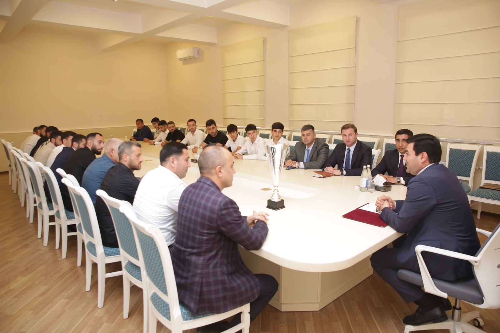 Elnur Rzayev Region Liqasının qalibi olan futbolçularla görüşüb (FOTO)