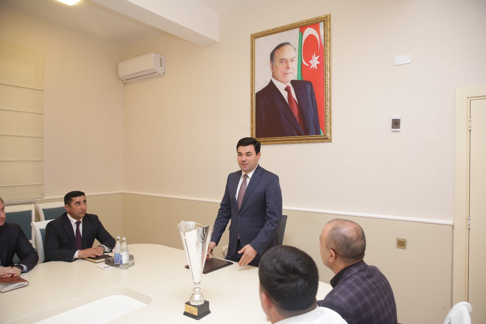 Elnur Rzayev Region Liqasının qalibi olan futbolçularla görüşüb (FOTO)