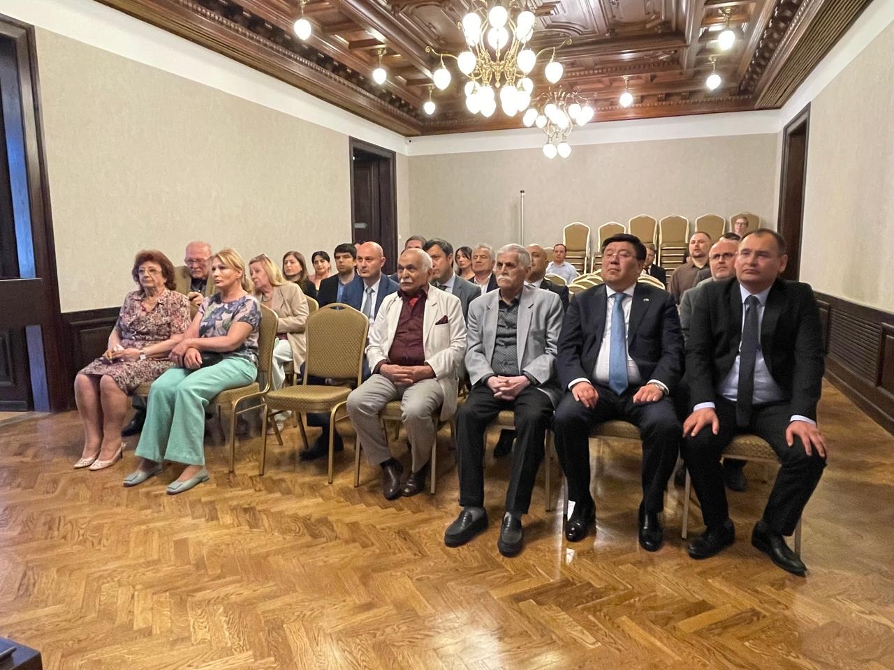 Budapeştdə Azərbaycanın Xalq artisti Arif Hüseynovun sərgisi açılıb (FOTO)