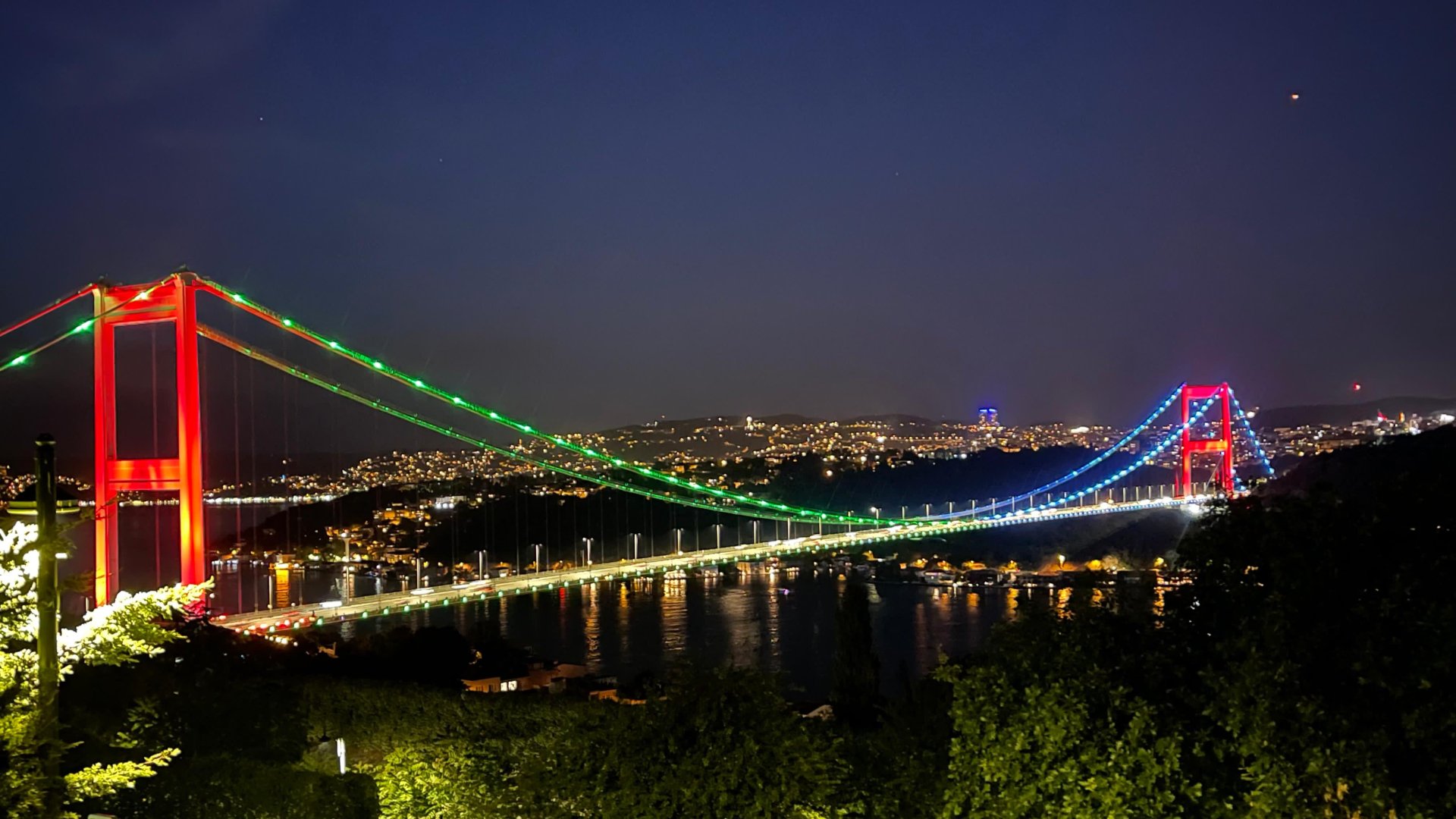 Azərbaycan bayrağının rənglərinə bürünən İstanbul bu gecə daha da gözəl görünür - Nazir (FOTO)