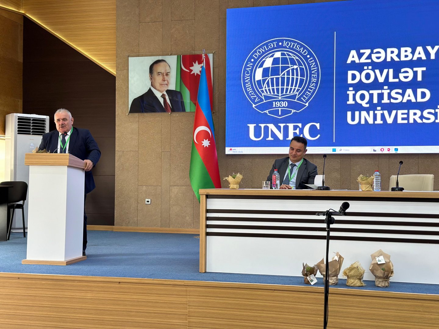 UNEC-də tələbələrin yaşıl iqtisadiyyata həsr olunan beynəlxalq konfransı keçirilib (FOTO)