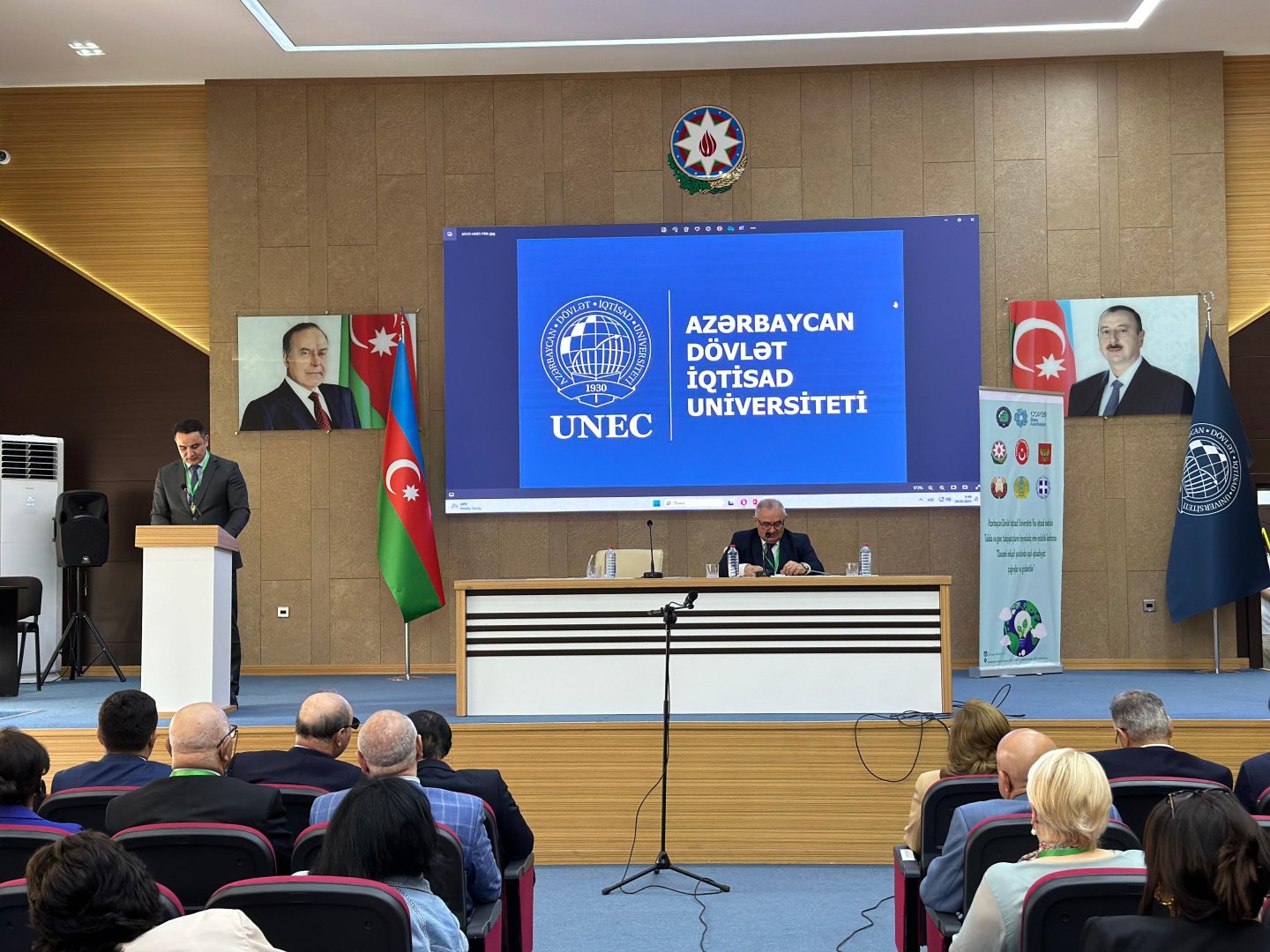 UNEC-də tələbələrin yaşıl iqtisadiyyata həsr olunan beynəlxalq konfransı keçirilib (FOTO)