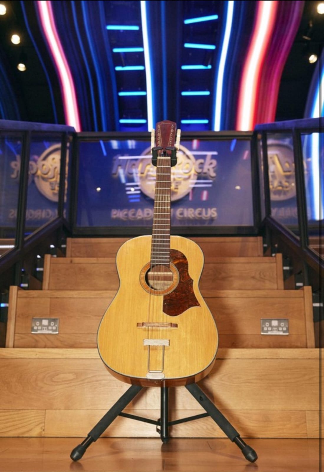 Əfsanəvi "Beatles" qrupunun gitarası hərracda rekord qiymətə satıldı (FOTO)