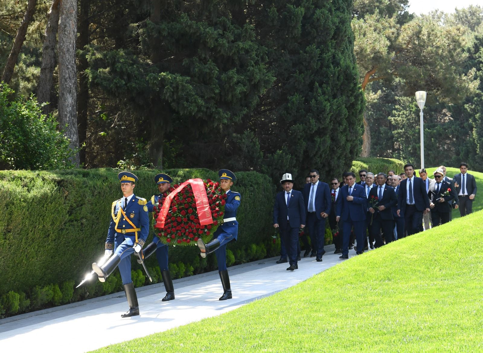 Qırğız parlamentinin nümayəndə heyəti Ulu Öndərin məzarını ziyarət edib (FOTO)