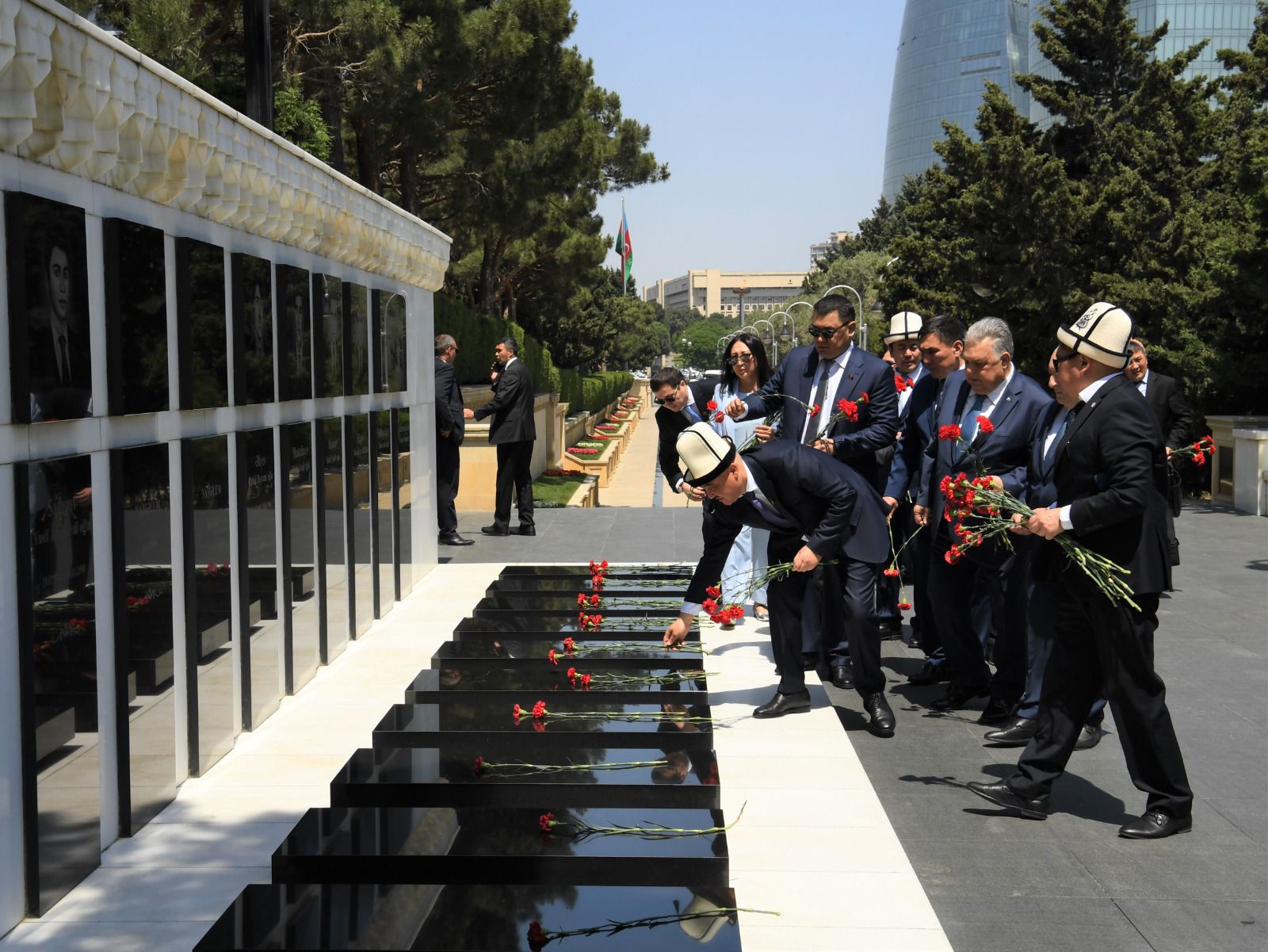 Qırğız parlamentinin nümayəndə heyəti Ulu Öndərin məzarını ziyarət edib (FOTO)