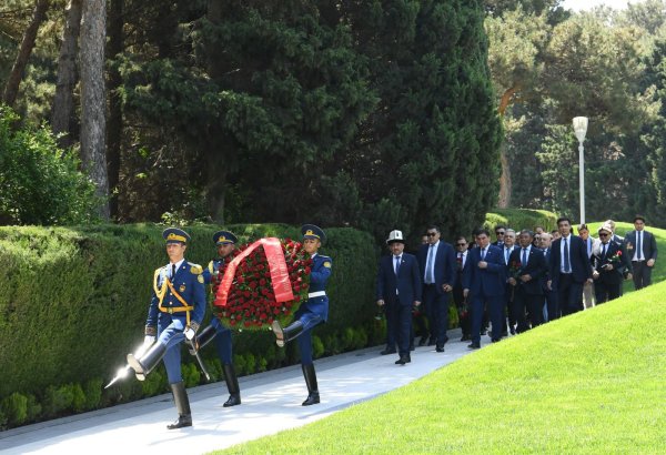 Qırğız parlamentinin nümayəndə heyəti Ulu Öndərin məzarını ziyarət edib (FOTO)
