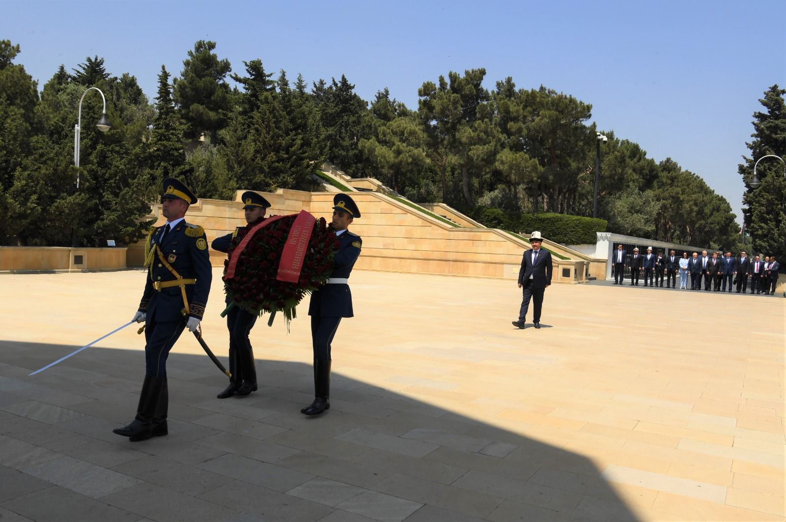 Qırğız parlamentinin nümayəndə heyəti Ulu Öndərin məzarını ziyarət edib (FOTO)