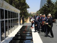 Qırğız parlamentinin nümayəndə heyəti Ulu Öndərin məzarını ziyarət edib (FOTO)