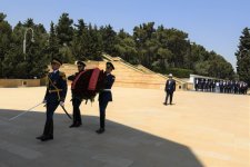 Qırğız parlamentinin nümayəndə heyəti Ulu Öndərin məzarını ziyarət edib (FOTO)
