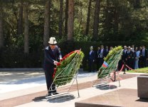 Qırğız parlamentinin nümayəndə heyəti Ulu Öndərin məzarını ziyarət edib (FOTO)