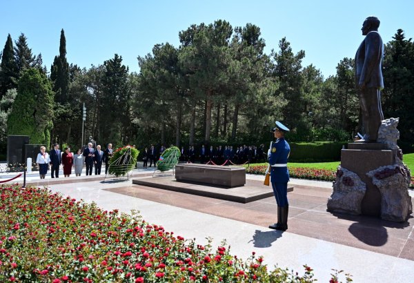 TÜRKPA-nın 13-cü Plenar İclasının iştirakçıları Fəxri xiyabanı və Şəhidlər xiyabanını ziyarət edib (FOTO)