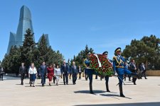 TÜRKPA-nın 13-cü Plenar İclasının iştirakçıları Fəxri xiyabanı və Şəhidlər xiyabanını ziyarət edib (FOTO)