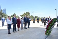 TÜRKPA-nın 13-cü Plenar İclasının iştirakçıları Fəxri xiyabanı və Şəhidlər xiyabanını ziyarət edib (FOTO)