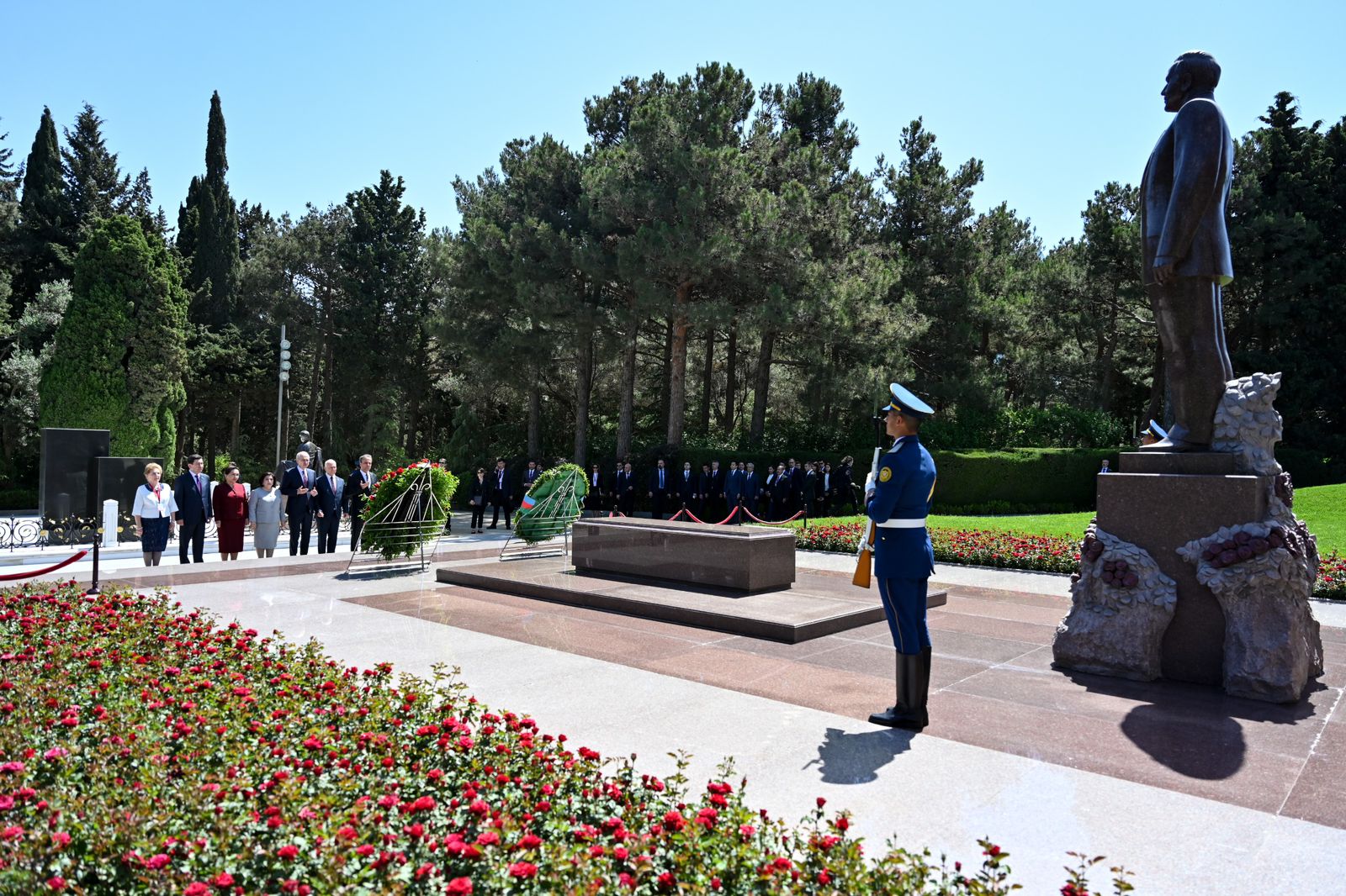 TÜRKPA-nın 13-cü Plenar İclasının iştirakçıları Fəxri xiyabanı və Şəhidlər xiyabanını ziyarət edib (FOTO)