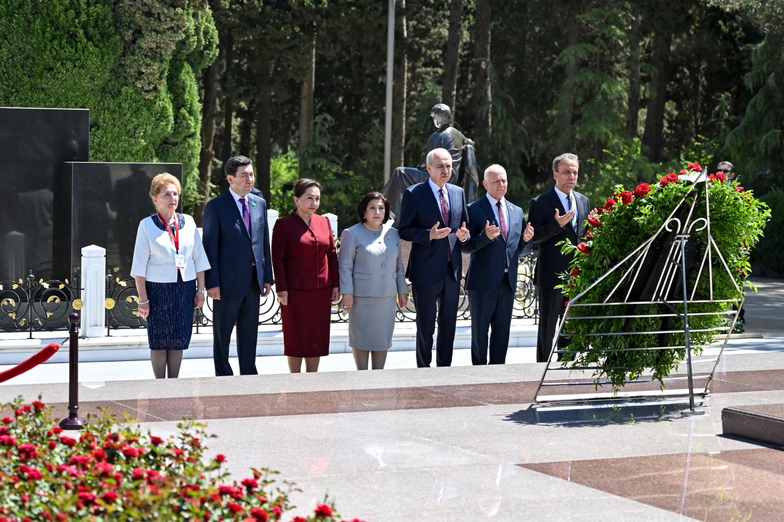 TÜRKPA-nın 13-cü Plenar İclasının iştirakçıları Fəxri xiyabanı və Şəhidlər xiyabanını ziyarət edib (FOTO)