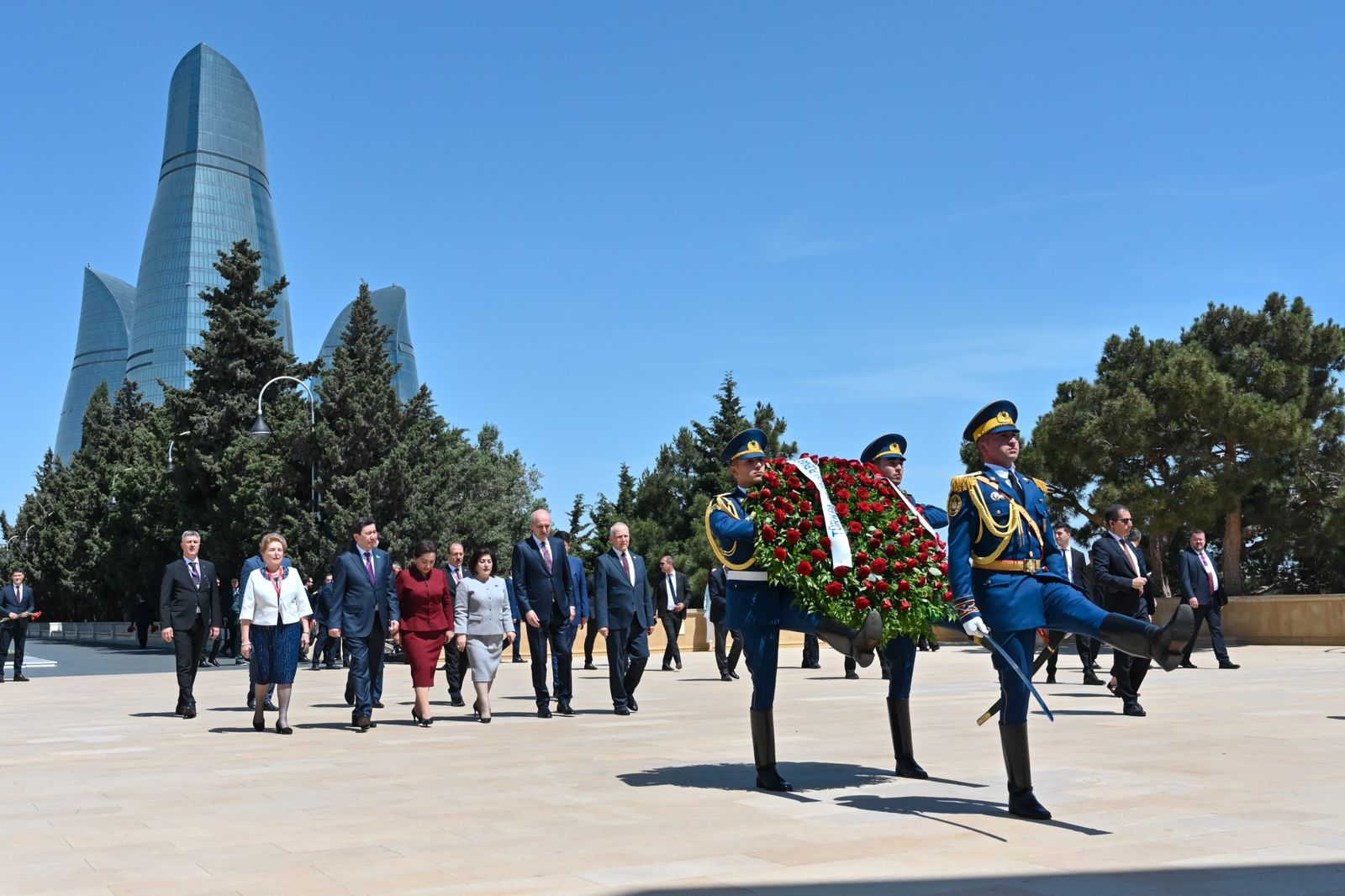 TÜRKPA-nın 13-cü Plenar İclasının iştirakçıları Fəxri xiyabanı və Şəhidlər xiyabanını ziyarət edib (FOTO)