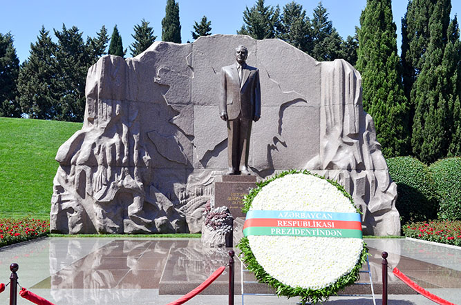 Azərbaycan və Qazaxıstan arasında hərbi əməkdaşlığa dair sənəd imzalanıb (FOTO)