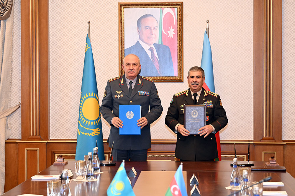 Azərbaycan və Qazaxıstan arasında hərbi əməkdaşlığa dair sənəd imzalanıb (FOTO)