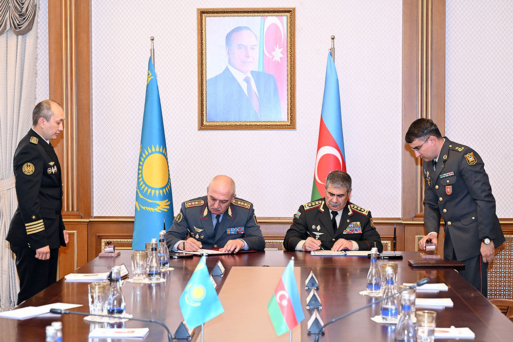 Azərbaycan və Qazaxıstan arasında hərbi əməkdaşlığa dair sənəd imzalanıb (FOTO)