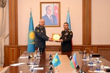 Azərbaycan və Qazaxıstan arasında hərbi əməkdaşlığa dair sənəd imzalanıb (FOTO)