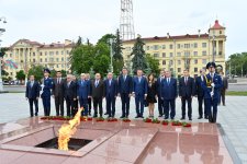 Milli Məclisin sədri Minsk şəhərində Zəfər abidəsini ziyarət edib (FOTO)