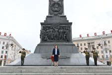 Milli Məclisin sədri Minsk şəhərində Zəfər abidəsini ziyarət edib (FOTO)