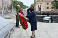 Milli Məclisin sədri Minsk şəhərində Zəfər abidəsini ziyarət edib (FOTO)