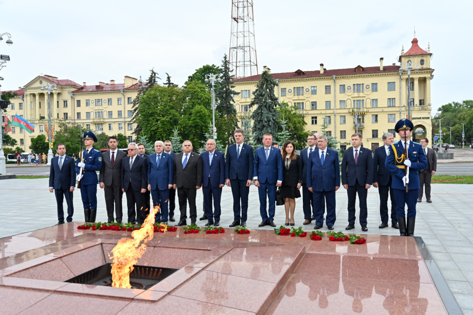 Milli Məclisin sədri Minsk şəhərində Zəfər abidəsini ziyarət edib (FOTO)
