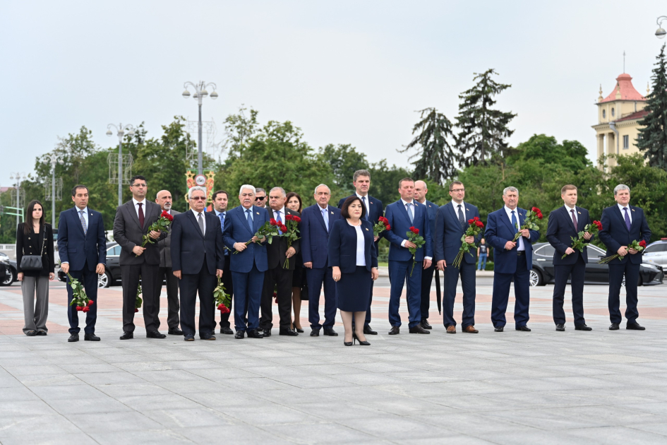 Milli Məclisin sədri Minsk şəhərində Zəfər abidəsini ziyarət edib (FOTO)