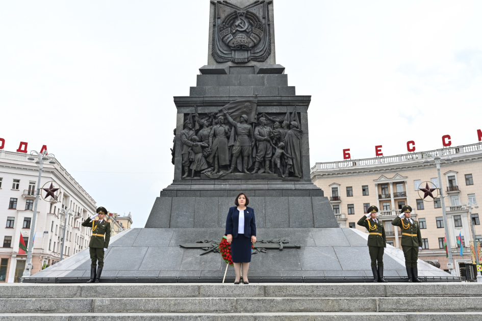 Milli Məclisin sədri Minsk şəhərində Zəfər abidəsini ziyarət edib (FOTO)