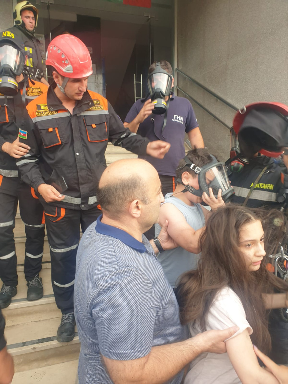 Xətaidə yaşayış binasında yanğın: 27 nəfər təxliyə edilib (FOTO)